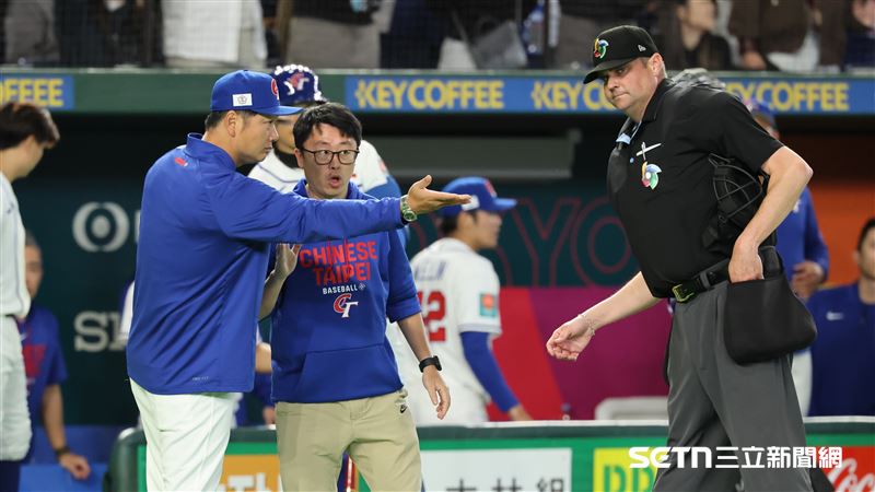 WBC日台戰，台灣隊中外野手費爾柴爾德（Stuart Fairchild）敲出界外全壘打，總教練曾豪駒提出挑戰。（圖／特派記者劉彥池攝影）