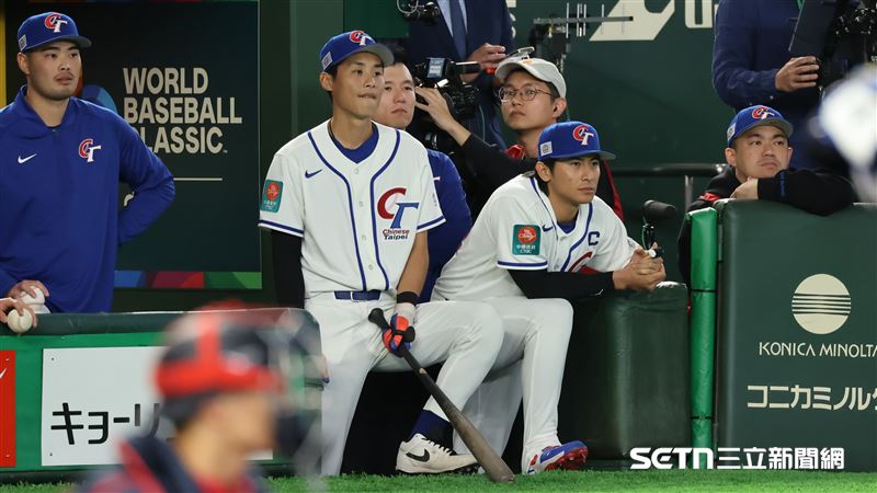 WBC預賽，台灣隊接連失利。圖為台灣隊內野手張政禹、隊長陳傑憲場邊觀戰。（圖／特派記者劉彥池攝影）
