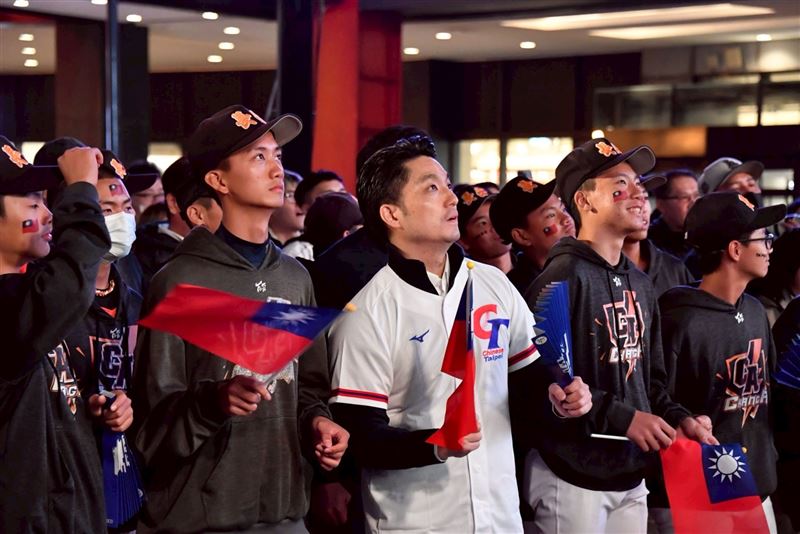 蔣萬安受訪時表示「我們還是持續為中華隊加油」，蔣萬安也表示，球迷不放棄，相信選手一定不會放棄。（圖／北市府提供）