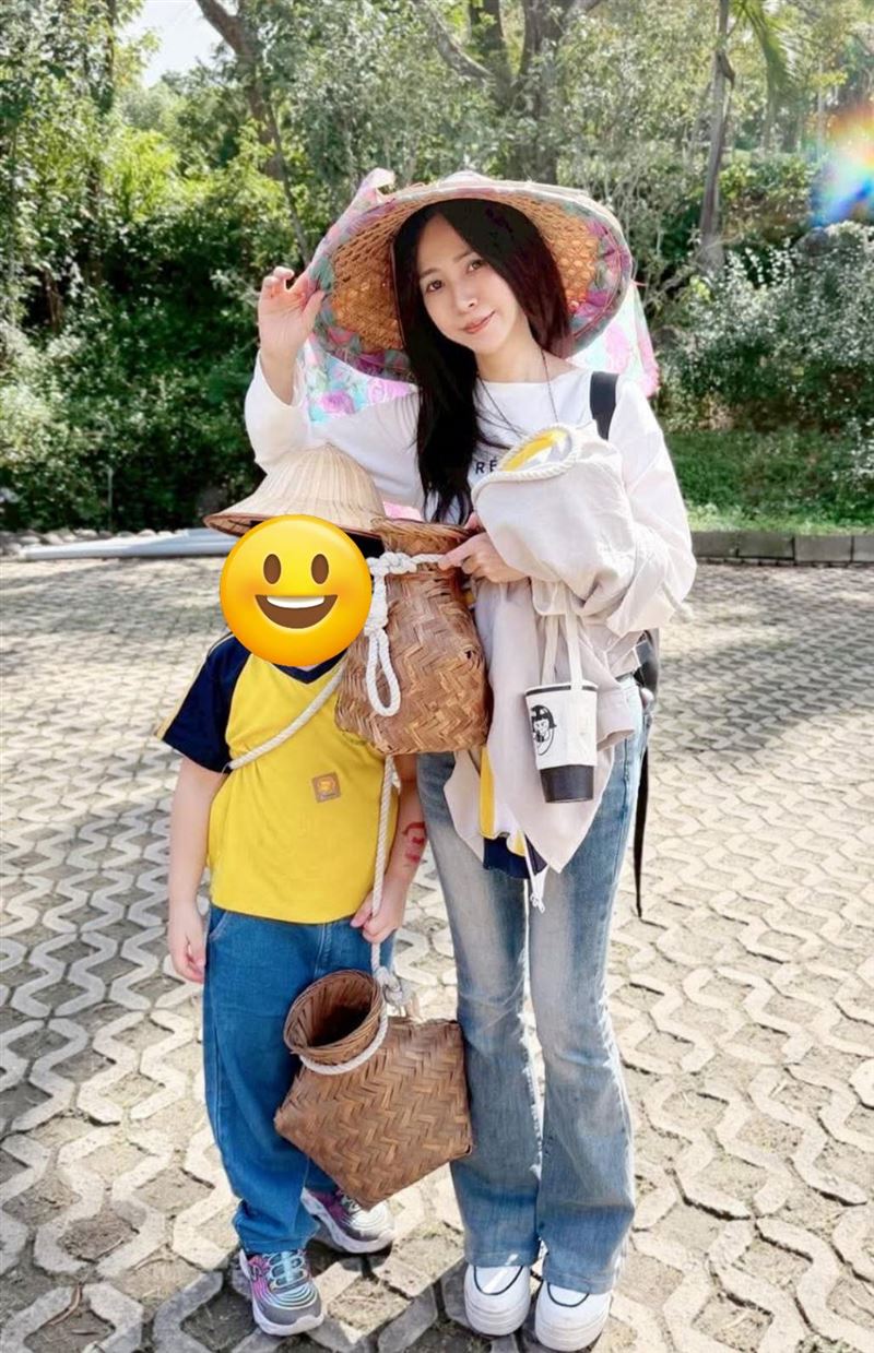 潔哥帶愛女過馬路，險些遭撞。（圖／翻攝自臉書）