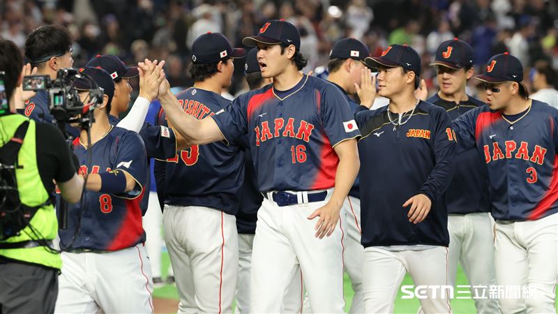 WBC日台戰，日本隊13：0扣倒台灣隊，大谷翔平、山本由伸賽後和隊友擊掌慶祝勝利。（圖／特派記者劉彥池攝影）