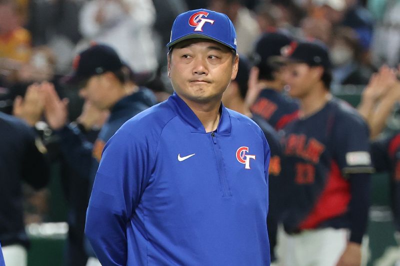 世界棒球經典賽（WBC）台灣隊6日在東京巨蛋與日本交手，台灣隊終場以0比13、吞下預賽2連敗，總教練曾豪駒（圖）神情凝重