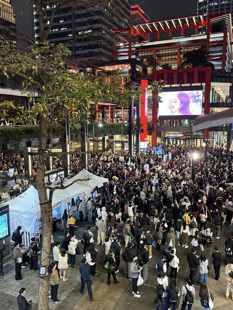 許淑華PO出台北應援活動現場照片指出，在六局下，現場滿滿人潮沒有散去，非常感人，「這就是台灣人團結的力量」。（圖／翻攝自許淑華臉書）