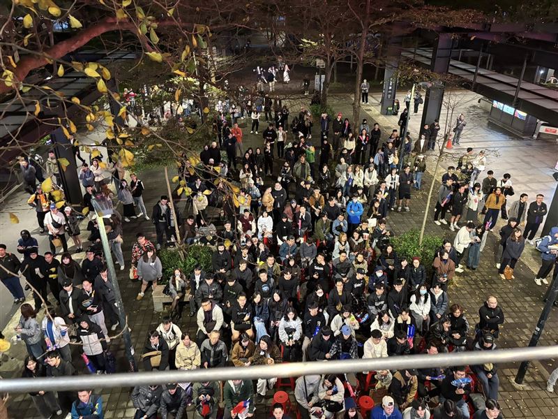 許淑華PO出台北應援活動現場照片指出，在六局下，現場滿滿人潮沒有散去，非常感人，「這就是台灣人團結的力量」。（圖／翻攝自許淑華臉書）