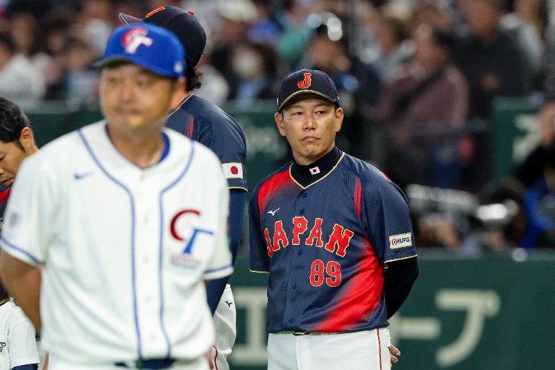 2026世界棒球經典賽C組預賽台灣隊第2戰6日在東京巨蛋與地主日本武士隊交手，日本隊總教練井端弘和（右）賽前參與開賽儀式