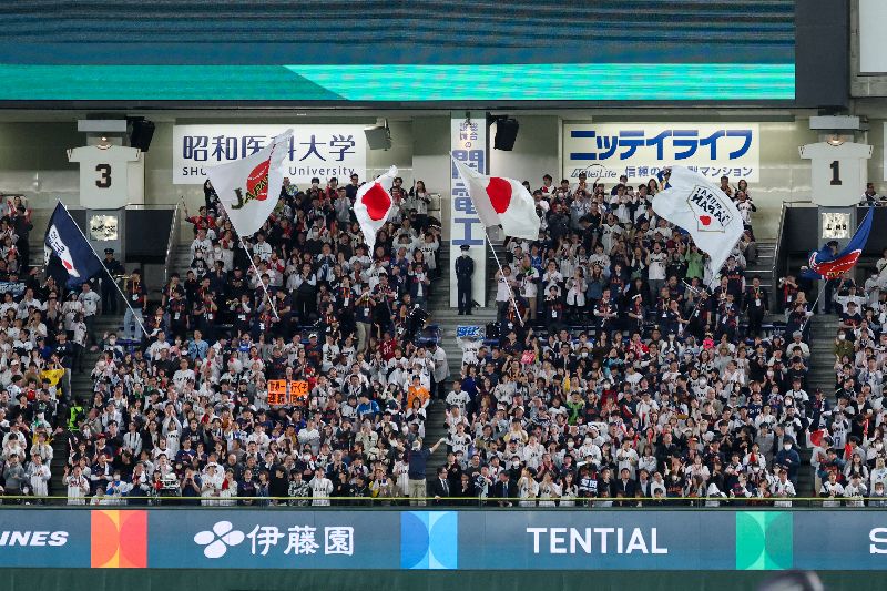 世界棒球經典賽（WBC）台灣隊6日與日本隊在東京巨蛋交手，日本隊靠著球星大谷翔平2局轟出滿貫砲帶動攻勢，最終就以13比0「扣倒」台灣隊，球迷開心慶祝