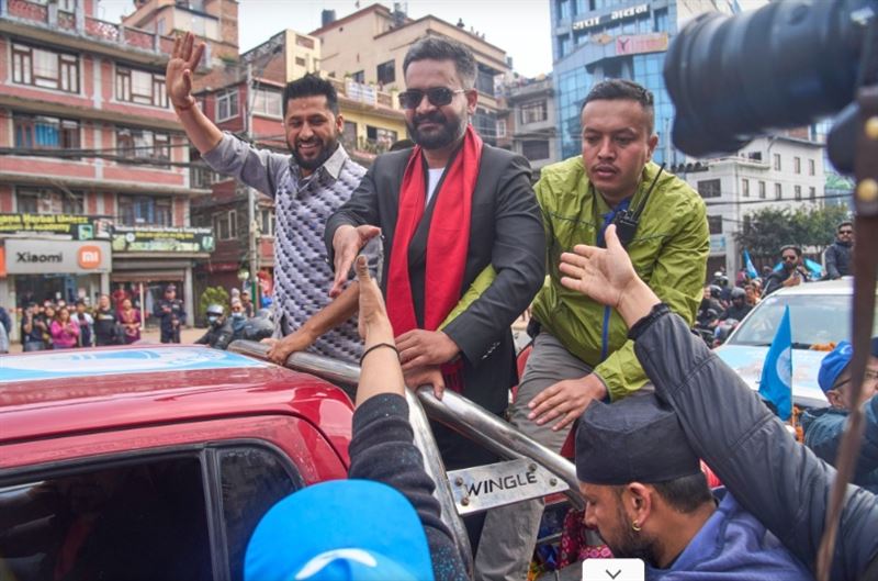 尼泊爾Z世代抗爭後首度迎全國投票，饒舌歌手轉戰政壇代表新政黨爭總理。（圖／美聯社／達志影像）