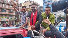 尼泊爾Z世代抗爭後首度迎全國投票，饒舌歌手轉戰政壇代表新政黨爭總理。（圖／美聯社／達志影像）