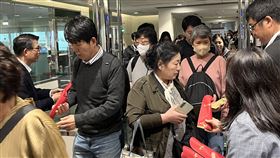 杜拜返台旅客獲贈蘋果酥美伊開戰後，第3架從杜拜返台班機6日下午飛抵桃園國際機場，外交部照例準備了象徵「平安回家」的蘋果酥致贈給機組員與旅客。中央社記者葉臻攝　115年3月6日