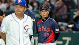 WBC預賽　日本總教練井端弘和參與開賽儀式2026世界棒球經典賽C組預賽台灣隊第2戰6日在東京巨蛋與地主日本武士隊交手，日本隊總教練井端弘和（右）賽前參與開賽儀式。中央社記者王騰毅東京攝  115年3月6日