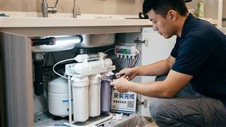 一名淨水設備的員工，利用午休時間開公務車偷接案賺外快，因GPS定位露陷遭公司依違約提告，一審法官判須賠5個月薪水，約38萬元，圖為示意圖。（AI生成）