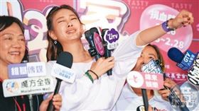 安心亞秀出手上的針孔，完美還原「剉咧等」表情，不愧是億元票房女星。