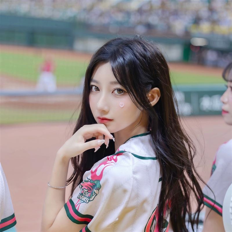 一粒畢業於 輔仁大學，主修織品服裝學系並雙主修法文系，英語能力更拿下多益960分高分。（圖／翻攝自一粒FB）