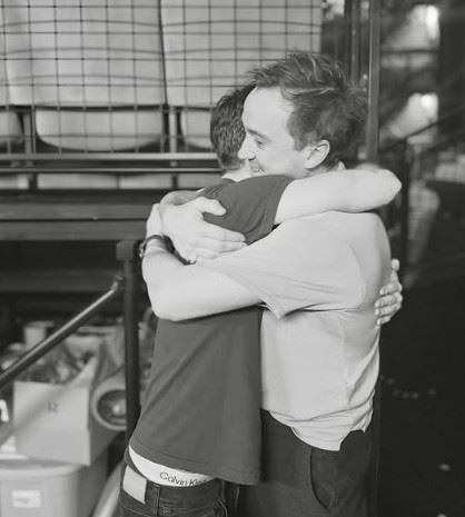 湯姆費爾頓特（右）地到劇院觀賞丹尼爾（左）主演的舞台劇《Every Brilliant Thing》，並在IG分享兩人後台合影。（圖／翻攝自湯姆費爾頓IG）