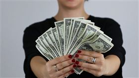 全球「地緣政治」風險占據主導地位，區域間貿易緊張局勢可能再度升高。身處全球經濟。不確定性高的環境下，多幣別及穩健的布局，逐漸成為臺灣家庭保險規劃的核心。（示意圖/ PIXABAY）