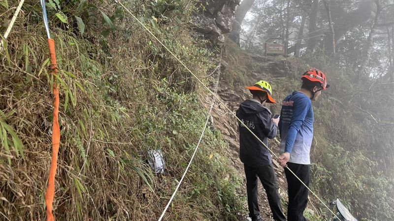 警消獲報，出動泰武、來義分隊及特搜大隊，共計4車9人救援。（圖／翻攝自屏東縣政府消防局義勇特種搜救大隊臉書）