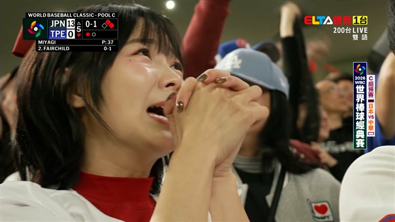 就在等待重播判定結果的空檔，轉播鏡頭突然對準場邊的籃籃，只見她雙手握拳、神情緊張地閉眼祈禱，希望球能判定為全壘打。（圖／翻攝自愛爾達體育家族FB）