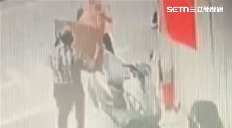 江老闆還曾拿出鍋蓋敲打嚇阻，未料一個重心不穩重摔在地，受了皮肉傷。（圖／翻攝畫面）