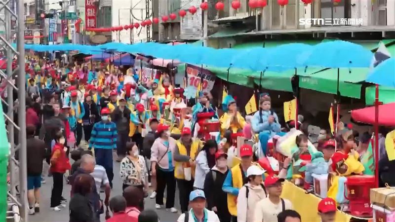台南佳里金唐殿真人蜈蚣陣登場，六點準時出發遶境