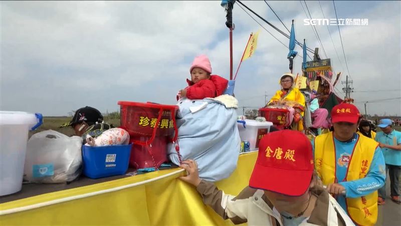 此次遶境年紀最小才1歲多，身上包緊緊坐在蜈蚣陣上