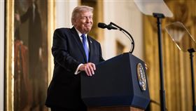 一名南卡羅萊納州女子指控在1980年代，年僅13至15歲的她，曾遭已故淫魔富豪艾普斯坦與現任總統川普性侵。（白宮提供）