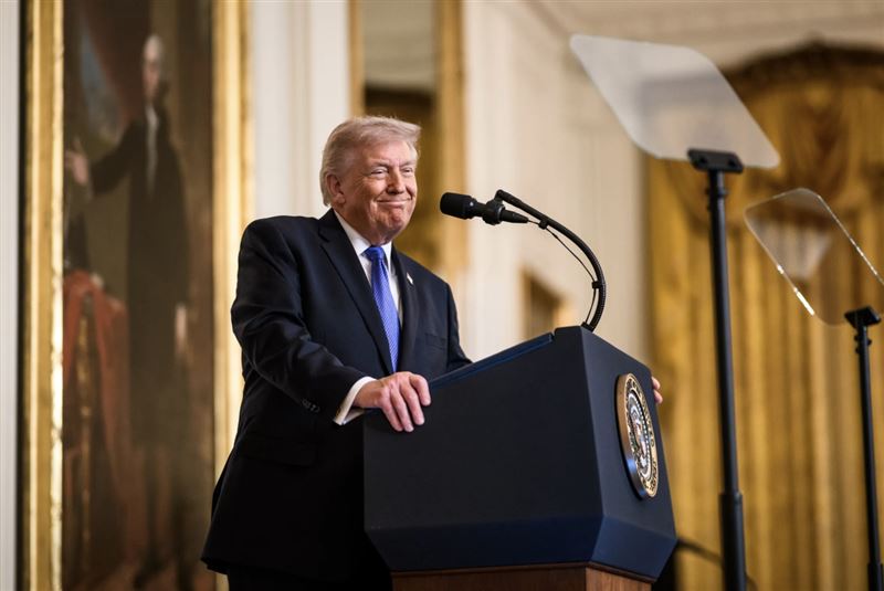 一名南卡羅萊納州女子指控在1980年代，年僅13至15歲的她，曾遭已故淫魔富豪艾普斯坦與現任總統川普性侵。（白宮提供）