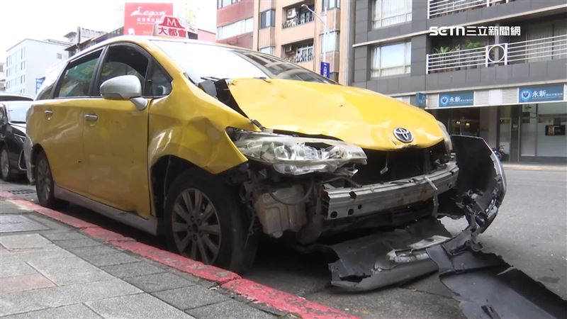 計程車撞擊力道相當大，車頭凹陷保險桿脫落
