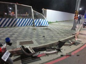 新北,新莊,交通肇逃,車禍,施工圍籬,塭仔圳重劃區。（圖／翻攝畫面）