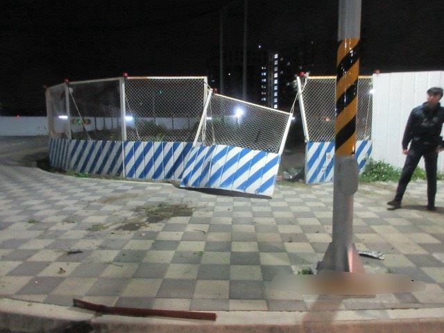 新莊區三泰路與莊泰路口，一台自小客車衝撞施工圍籬逃逸。（圖／翻攝畫面）