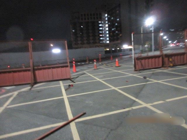 新莊區三泰路與莊泰路口，一台自小客車衝撞施工圍籬逃逸。（圖／翻攝畫面）