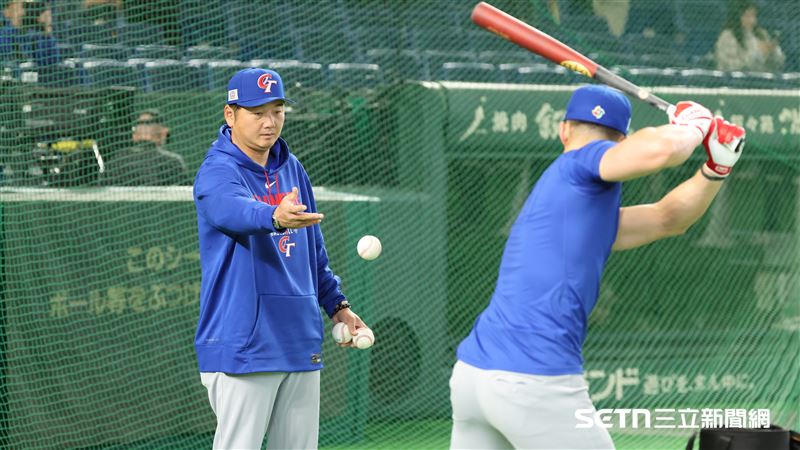 WBC台捷戰賽前，台灣隊總教練曾豪駒幫費爾柴爾德（Stuart Fairchild）餵球。（圖／特派記者劉彥池攝影）