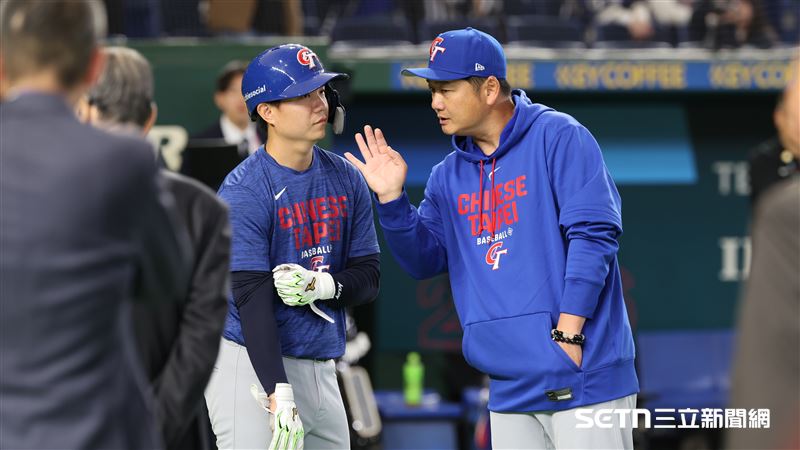 8日中午中華隊將與「宿敵」韓國隊正面交鋒。雙方目前都面臨退無可退的局面，這場比賽絕對是攸關晉級的「生死戰」。圖為WBC台捷戰賽前，台灣隊總教練曾豪駒和江坤宇交談。（圖／特派記者劉彥池攝影）