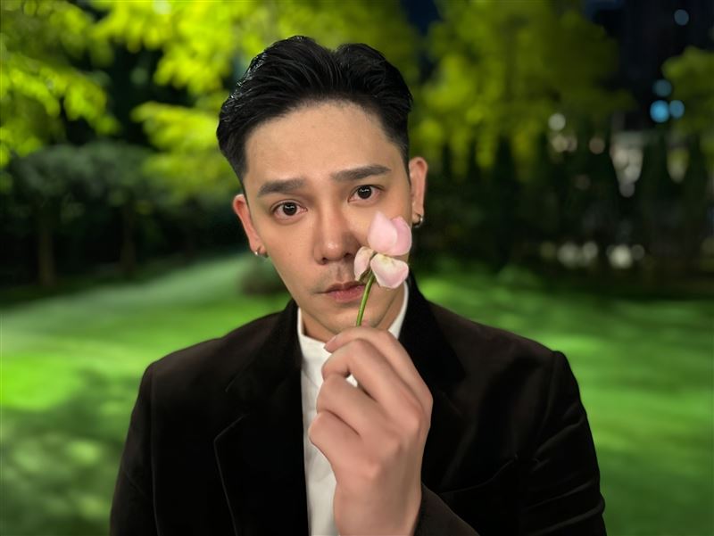 《星光》出身的歌手盧學叡在駐唱之餘仍關心賽況，並在社群平台發文為球員打氣，呼籲全台球迷：「贏球把他們當英雄，輸球更該讓他們知道，他們依然是我們的英雄！」（圖／翻攝自盧學叡FB）