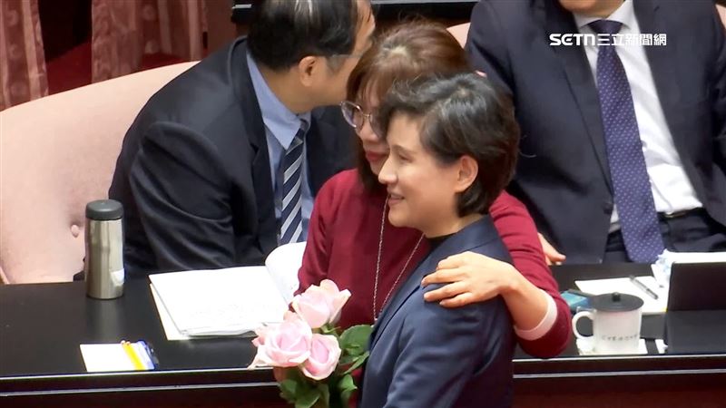 綠委上前跟鄭麗君合影，不難看出鄭麗君在黨內高人氣