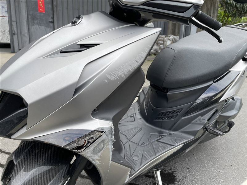 騎士陳男為閃避犬隻重摔，犬隻死亡、2人受傷送醫。（圖／翻攝畫面）