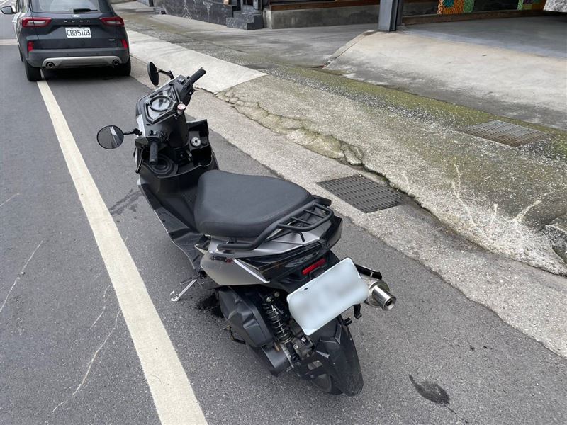 騎士陳男為閃避犬隻重摔，犬隻死亡、2人受傷送醫。（圖／翻攝畫面）