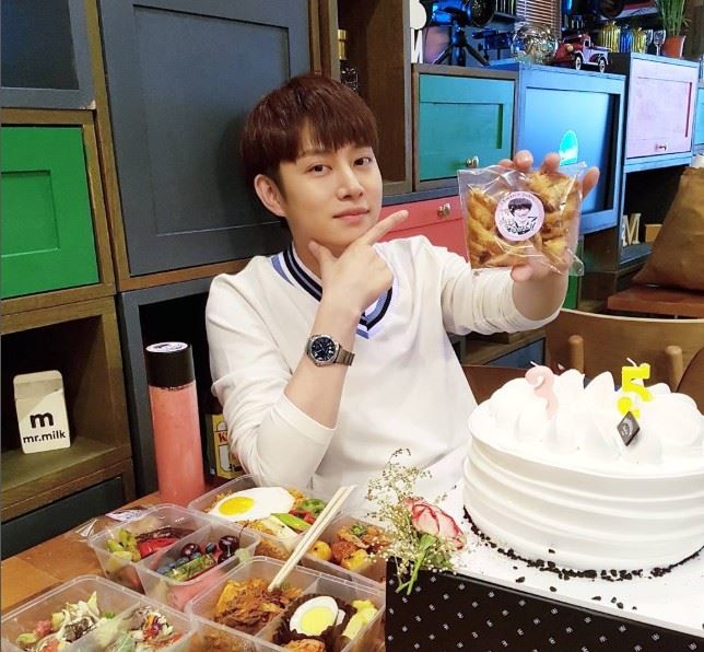 南韓女子天團TWICE Momo出道以來緋聞稀少，而她唯一公開認愛的對象，是大前輩Super Junior希澈。（圖／翻攝自希澈IG）