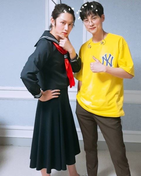 2016年希澈（左）與BUZZ閔庚勳（右）合作的歌曲〈Sweet Dream〉MV中，更邀請Momo出演，拍攝花絮中還出現希澈細心幫Momo拿掉臉上異物的畫面，曖昧指數破表。（圖／翻攝自希澈IG）