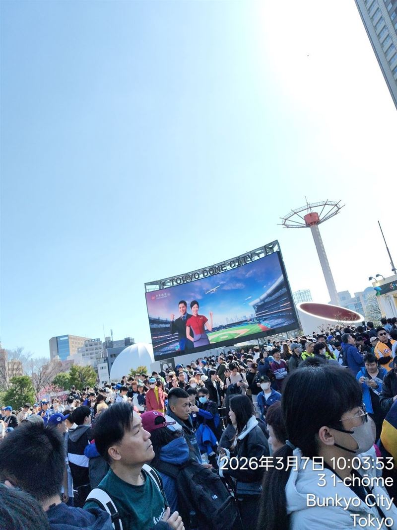 台捷大戰準備開打，東京巨蛋被觀賽人潮擠滿。（圖／翻攝自PTT）