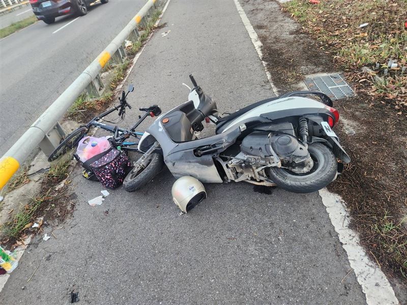 2輛機車、1輛腳踏車撞成團，4人慘摔。（圖／翻攝畫面）