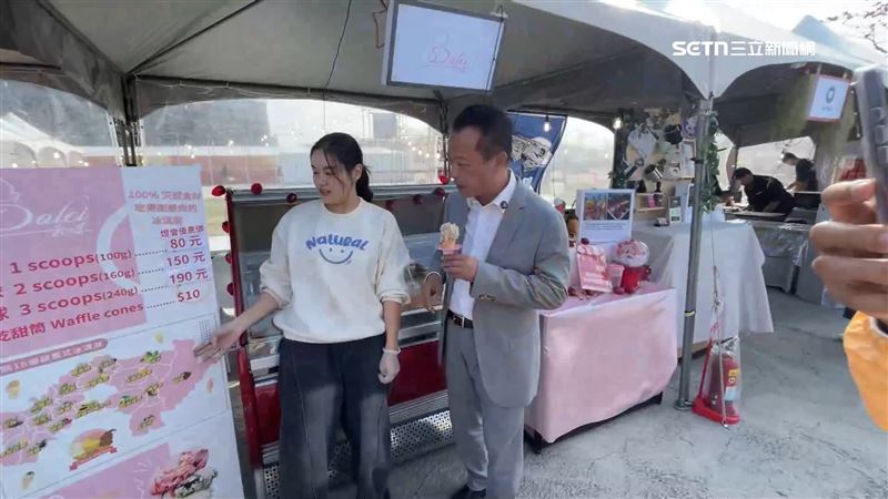 台灣燈會在嘉義縣長也親自到場介紹在地小吃，相當親民