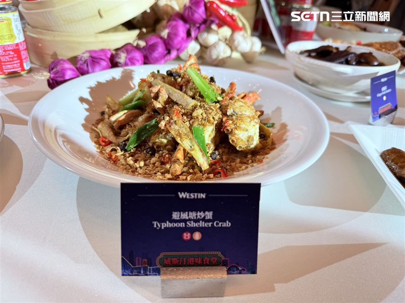 大排檔經典菜色避風塘炒蟹，以火熱鑊氣快炒鮮蟹並佐以金黃蒜酥，展現港廚精準的火候功力。 （圖／記者李育道攝影）