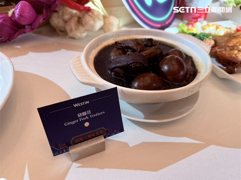 象徵溫情滋補「豬腳薑」也在這次的吃到飽餐點中。（圖／記者李育道攝影）