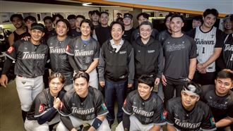 總統看台日交流賽　維安偷峮峮簽名球慘了