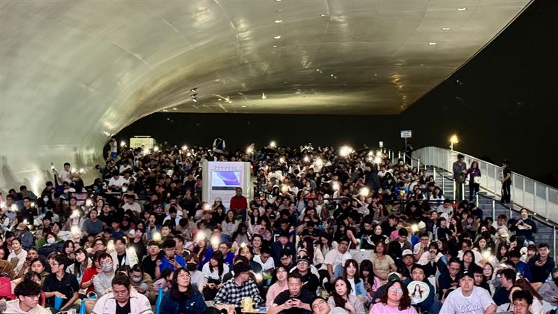 高雄在衛武營舉行戶外轉播2026年世界棒球經典賽，許多民眾到場觀戰。（圖／翻攝自陳其邁臉書）