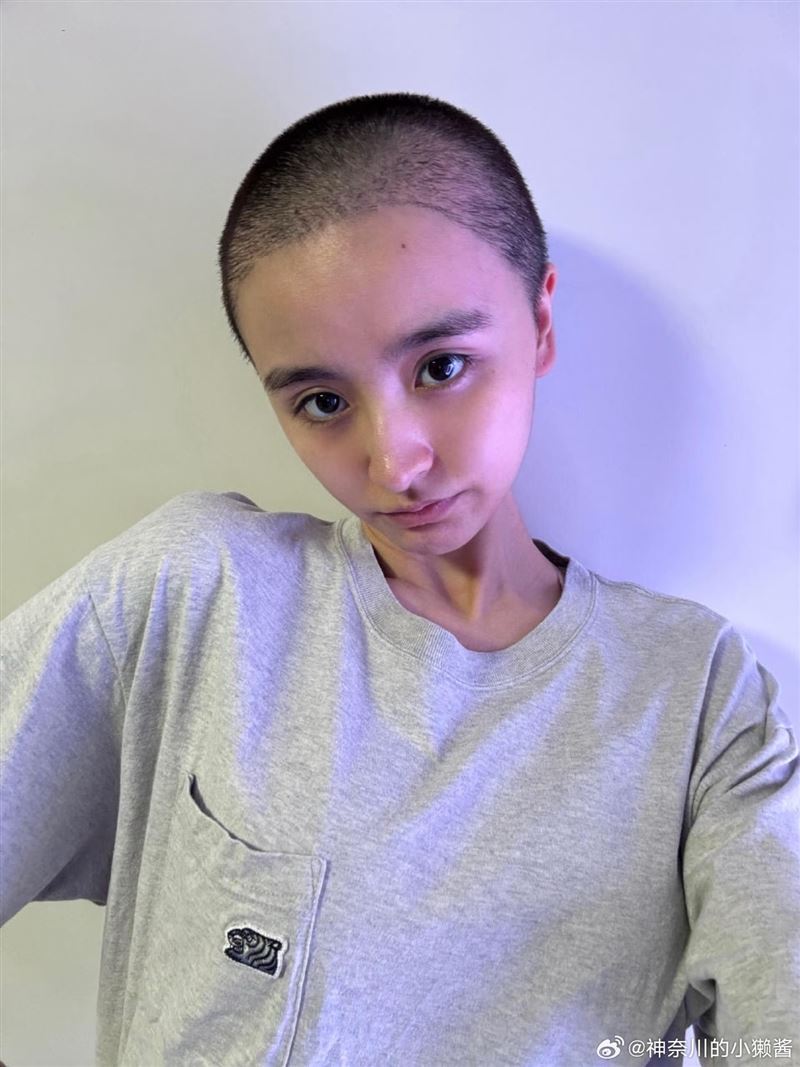金子涵宣布退圈後,曾被發現剃成平頭、身形明顯消瘦。(圖/翻攝自微博)