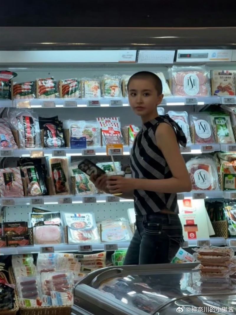 金子涵宣布退圈後，曾被發現剃成平頭、身形明顯消瘦。（圖／翻攝自微博）