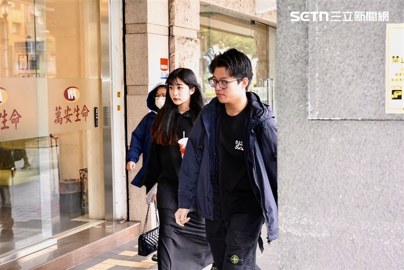 袁惟仁兒女袁義、袁融到達袁惟仁靈堂。（圖／記者鄭孟晃攝影）