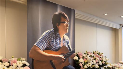 袁惟仁靈堂內部佈置曝！純白花海溫柔包圍