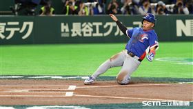 WBC台捷戰，台灣隊二壘手鄭宗哲盜上三壘，靠著捷克暴傳跑回第1分。（圖／特派記者劉彥池攝影）
